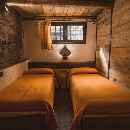 Montemezzo Le In Pietra סוריקו