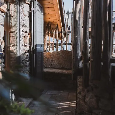 Montemezzo Le In Pietra סוריקו